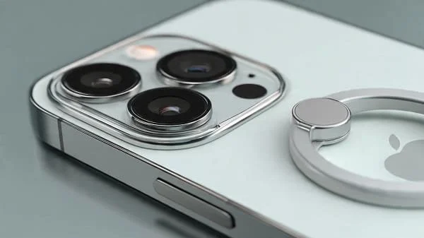 MagSafe charger aligning to a case’s magnet ring on iPhone 16 Pro Max