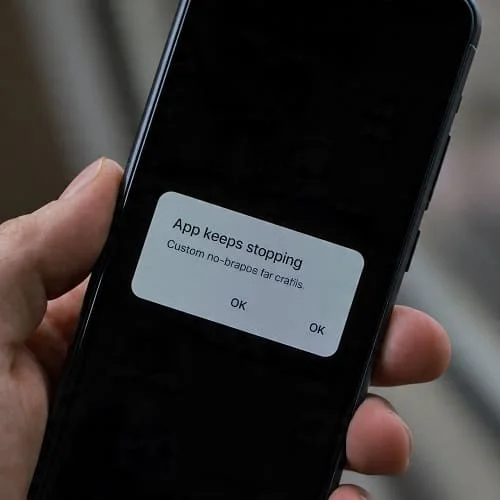 Android app crash error message on a smartphone screen